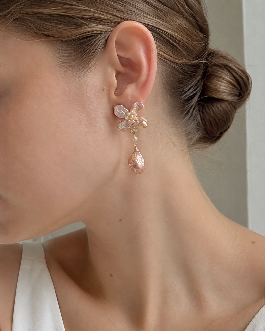 Lange Blumenohrringe Damen mit Barockperlen – champagnerfarben