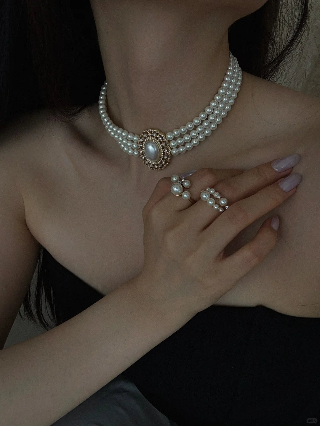 Close-up of cameo choker high-lustre freshwater pearl necklace for weddings