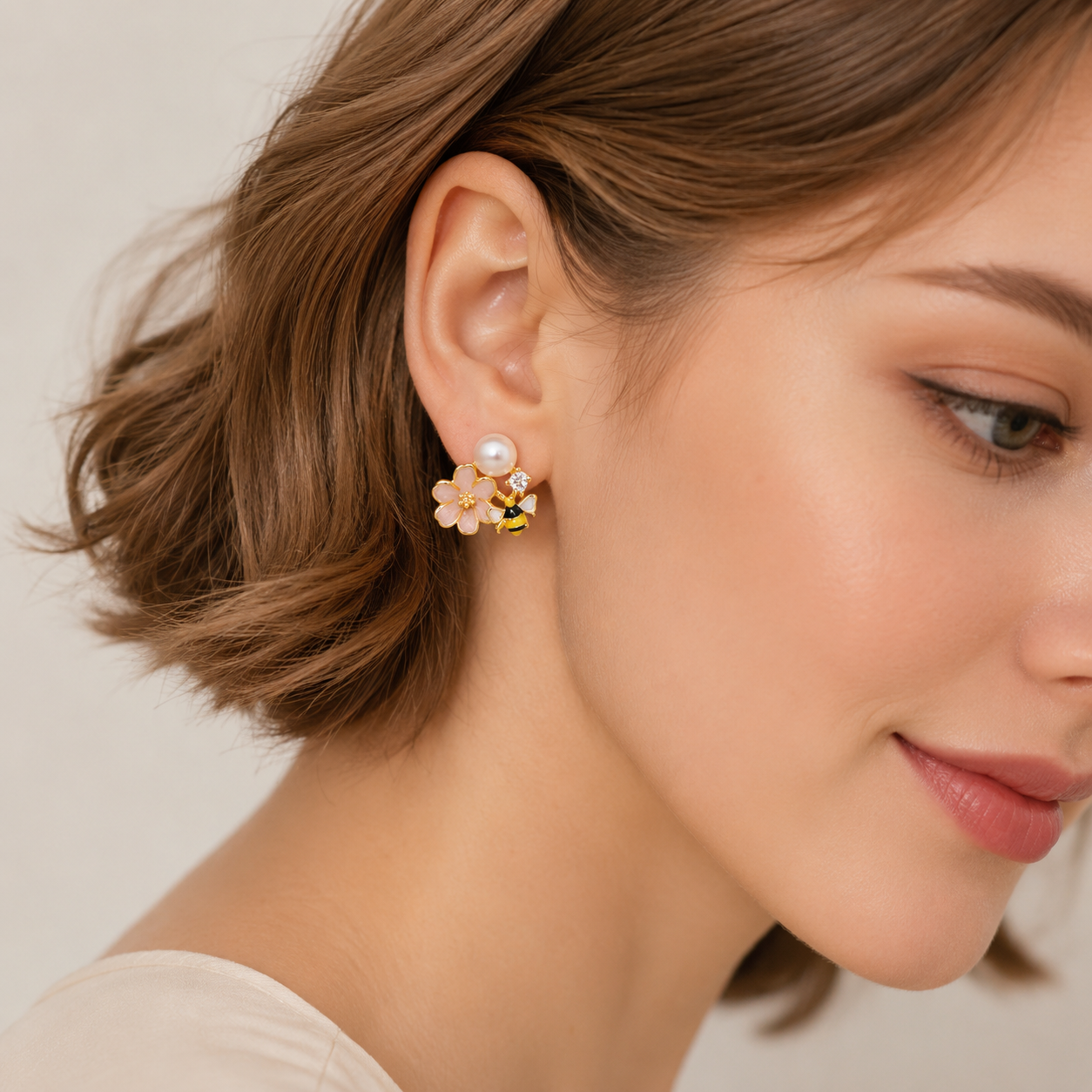 Bienenblüten-Ohrringe aus 14K Gold mit Süßwasserperlen und Zirkonia