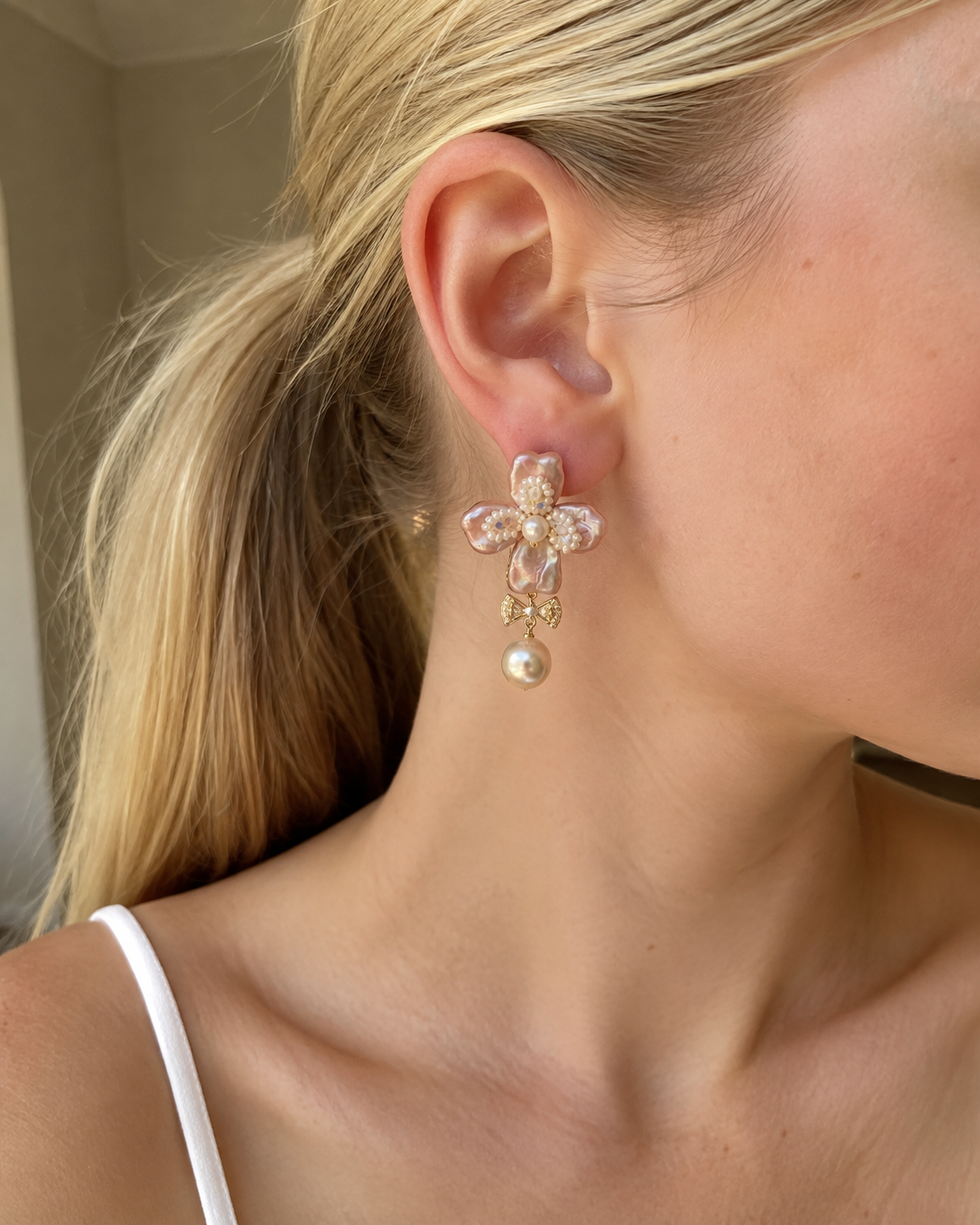 Lange Blumenohrringe Damen mit Barockperlen & Schleifendetail