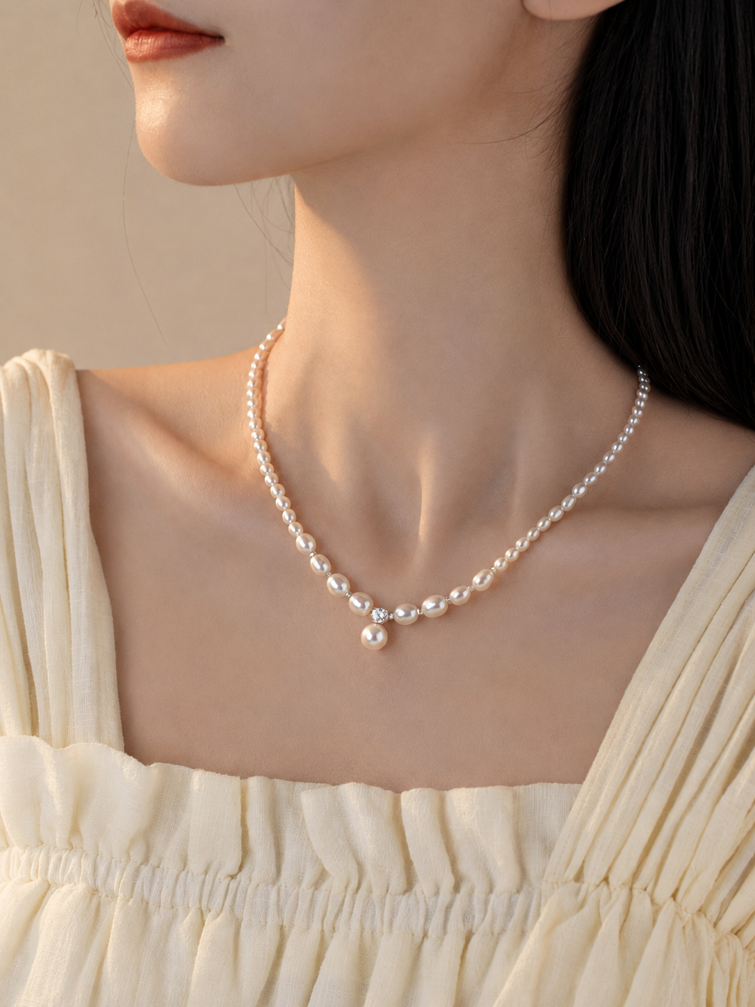 Freshwater pearl necklace with an 8–9mm centre drop worn at the collarbone