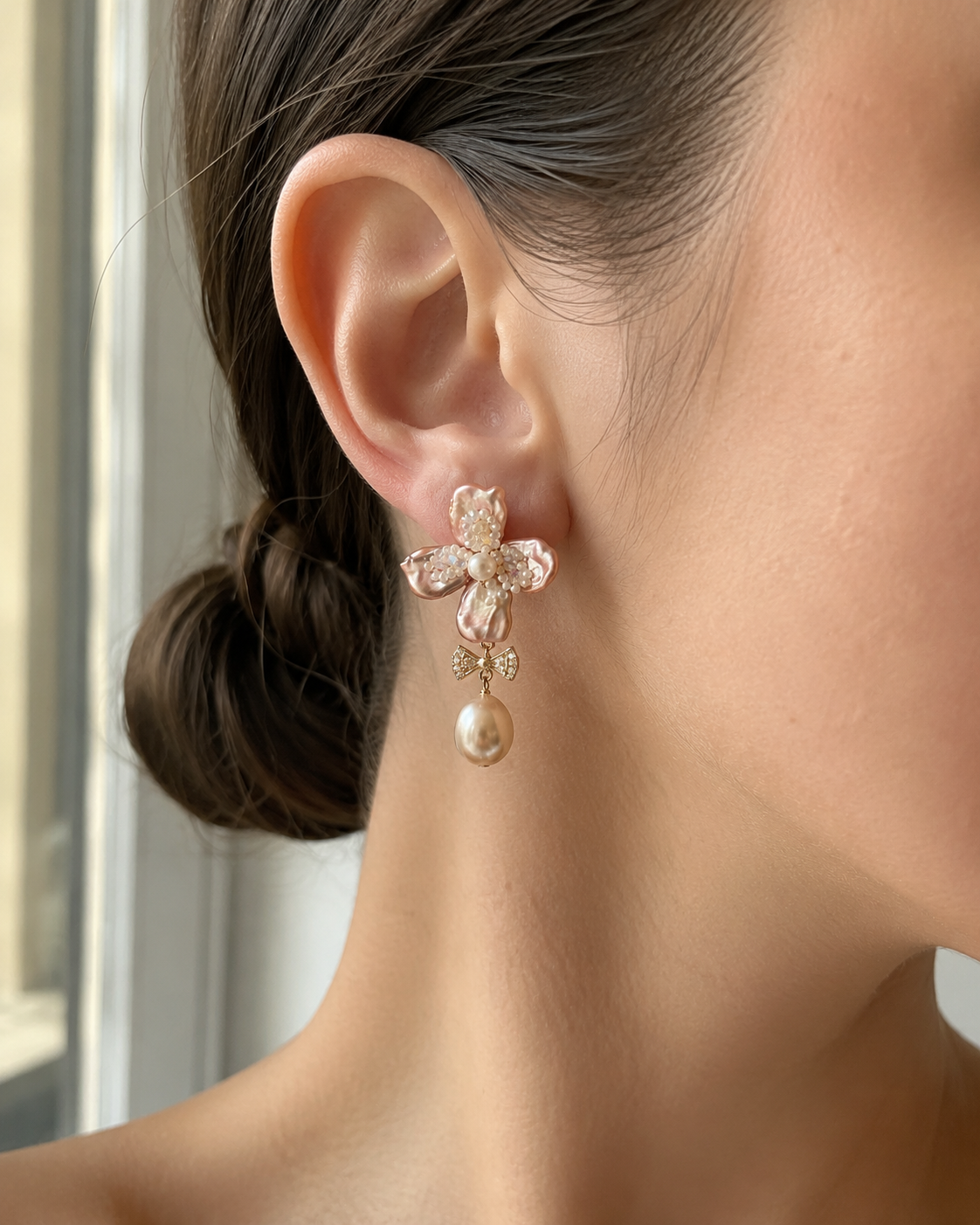 Lange Blumenohrringe Damen mit Barockperlen & Schleifendetail