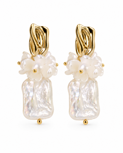 Lange Blumenohrringe Damen mit natürlichen Barockperlen – goldfarben
