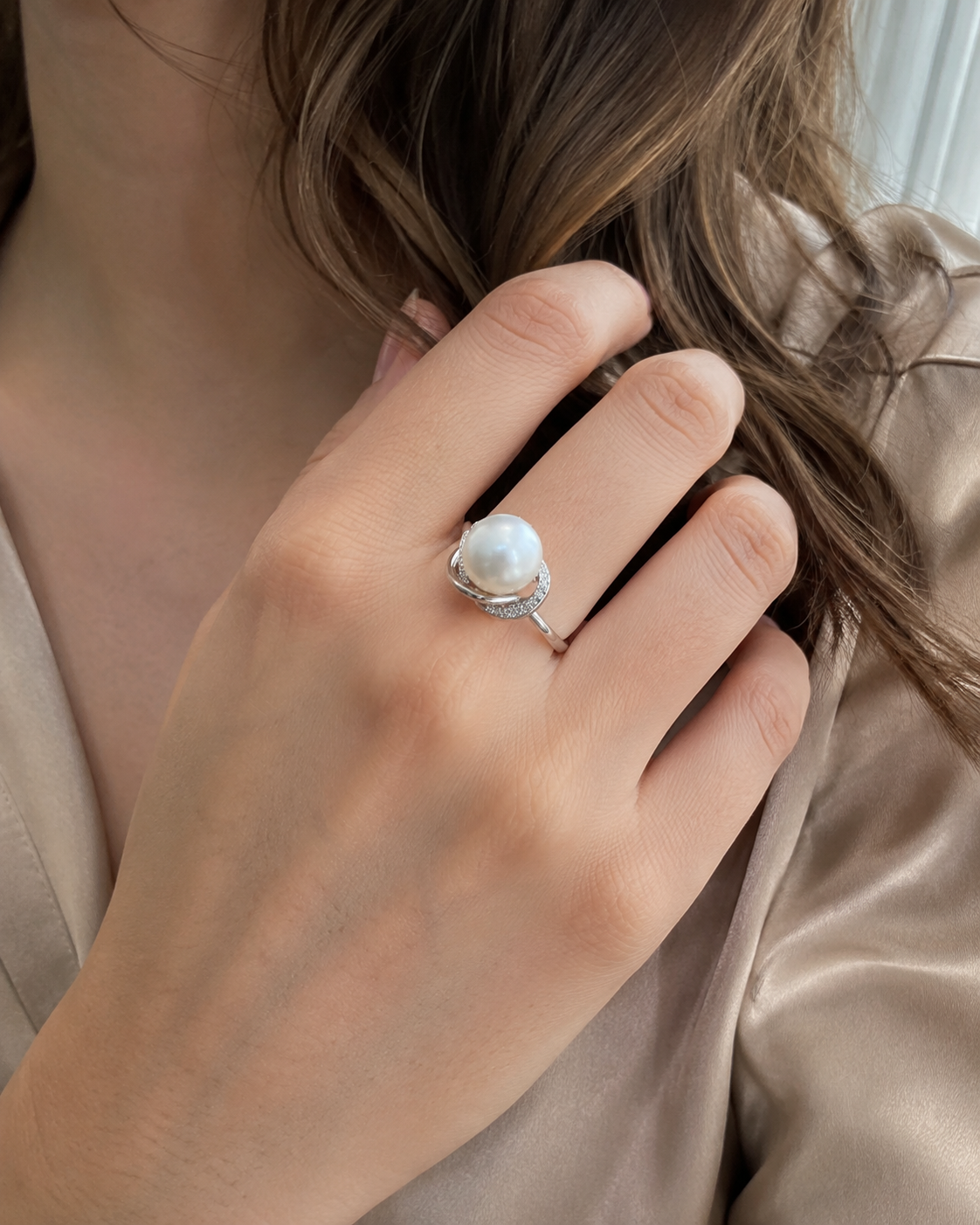 Perlenring Damen mit großer Naturperle & Schmucksteinen – silberfarben