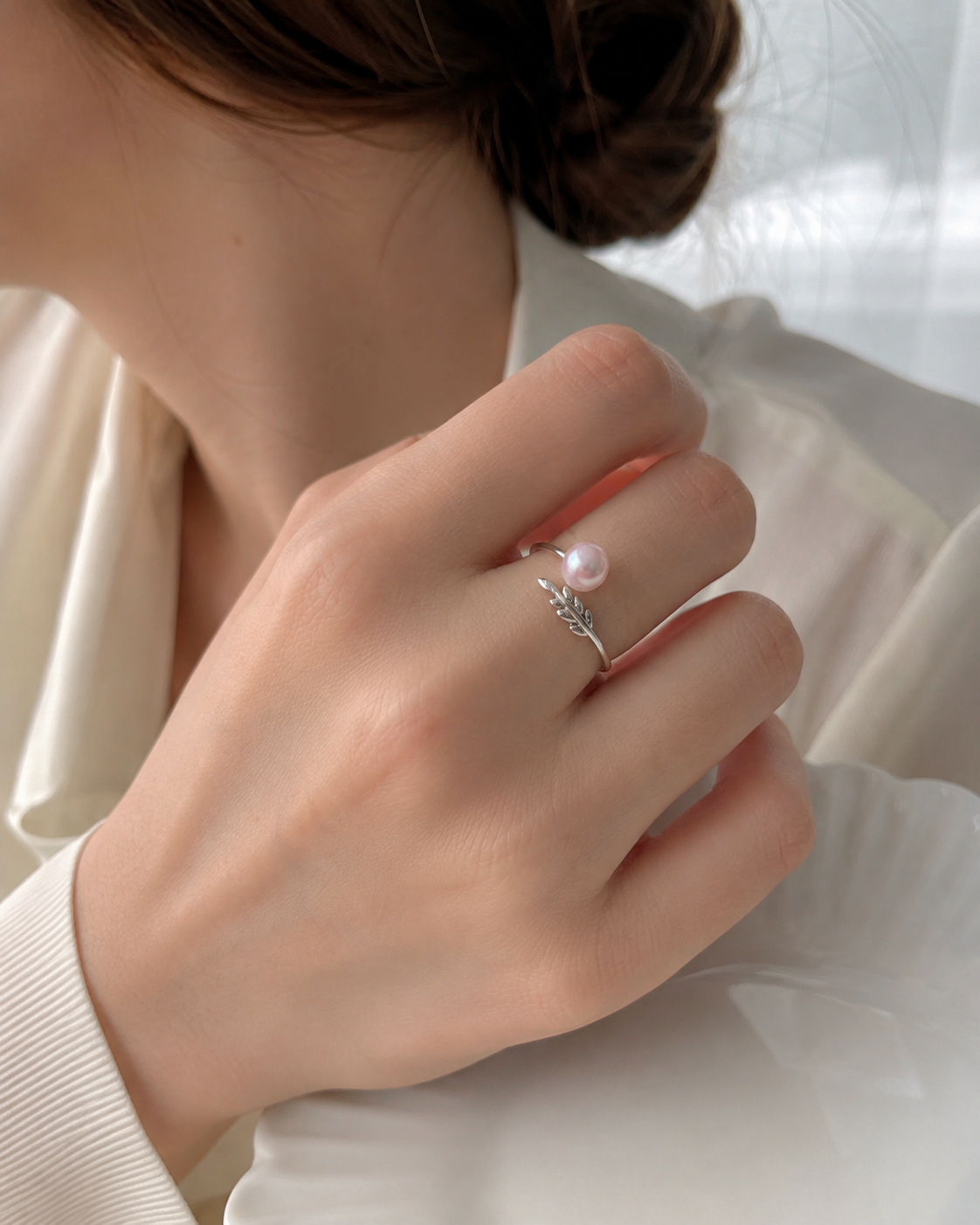 Verstellbarer Perlenring Damen aus 925 Silber mit Blattmotiv