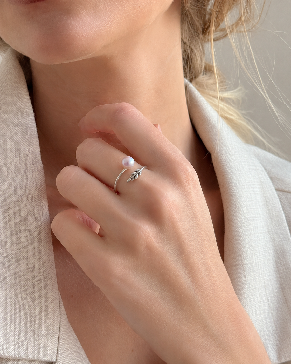 Verstellbarer Perlenring Damen aus 925 Silber mit Blattmotiv
