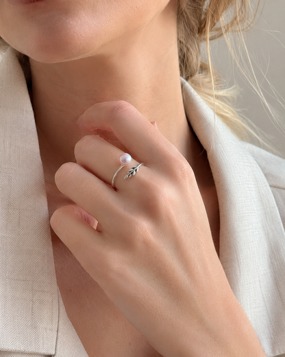 Verstellbarer Perlenring Damen aus 925 Silber mit Blattmotiv