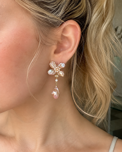 Lange Blumenohrringe Damen mit Barockperlen – champagnerfarben