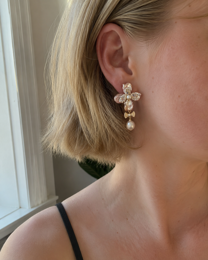 Lange Blumenohrringe Damen mit Barockperlen & Schleifendetail