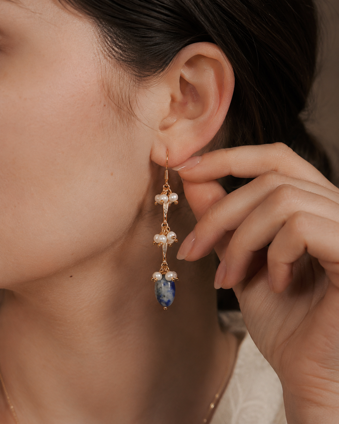 Lange Ohrringe Damen mit Lapislazuli & Süßwasserperlen – goldfarben
