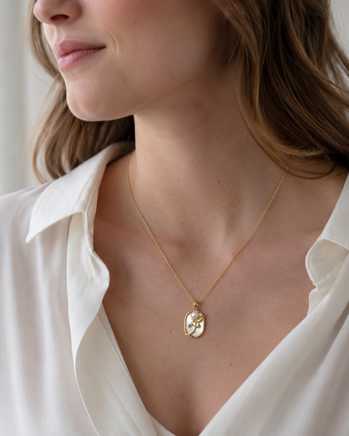 Perlenkette Damen mit Blumenanhänger & Süßwasserperle – goldfarben