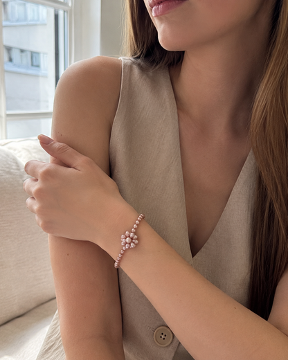 Rosa Perlenarmband Damen mit Blumenmotiv aus Süßwasserperlen
