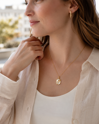 Perlenkette Damen mit Blumenanhänger & Süßwasserperle – goldfarben