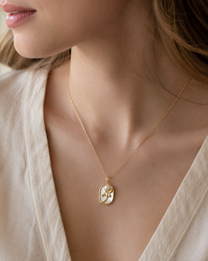 Perlenkette Damen mit Blumenanhänger & Süßwasserperle – goldfarben