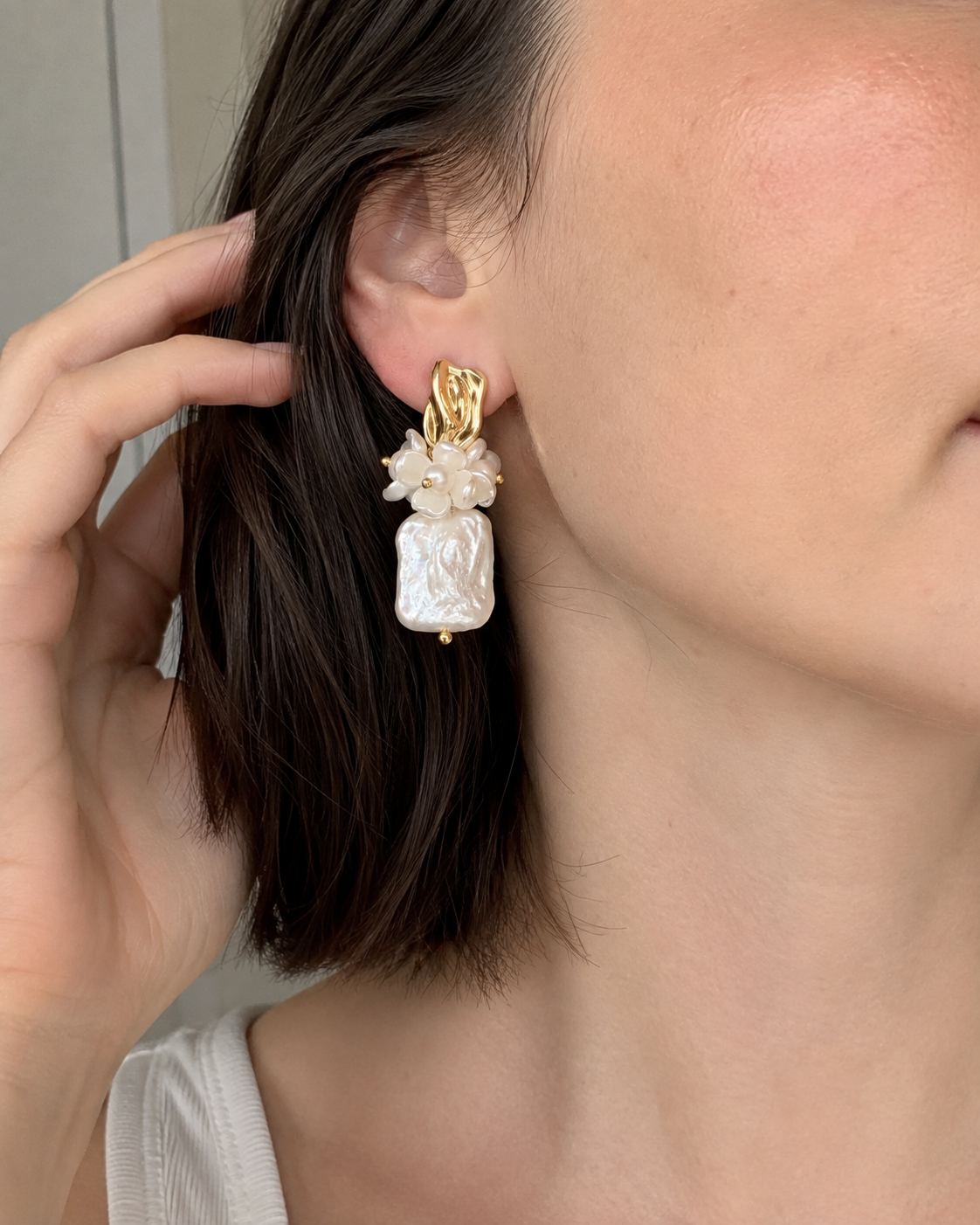 Lange Blumenohrringe Damen mit natürlichen Barockperlen – goldfarben