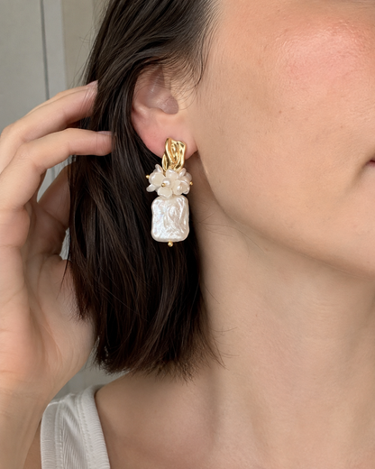 Lange Blumenohrringe Damen mit natürlichen Barockperlen – goldfarben