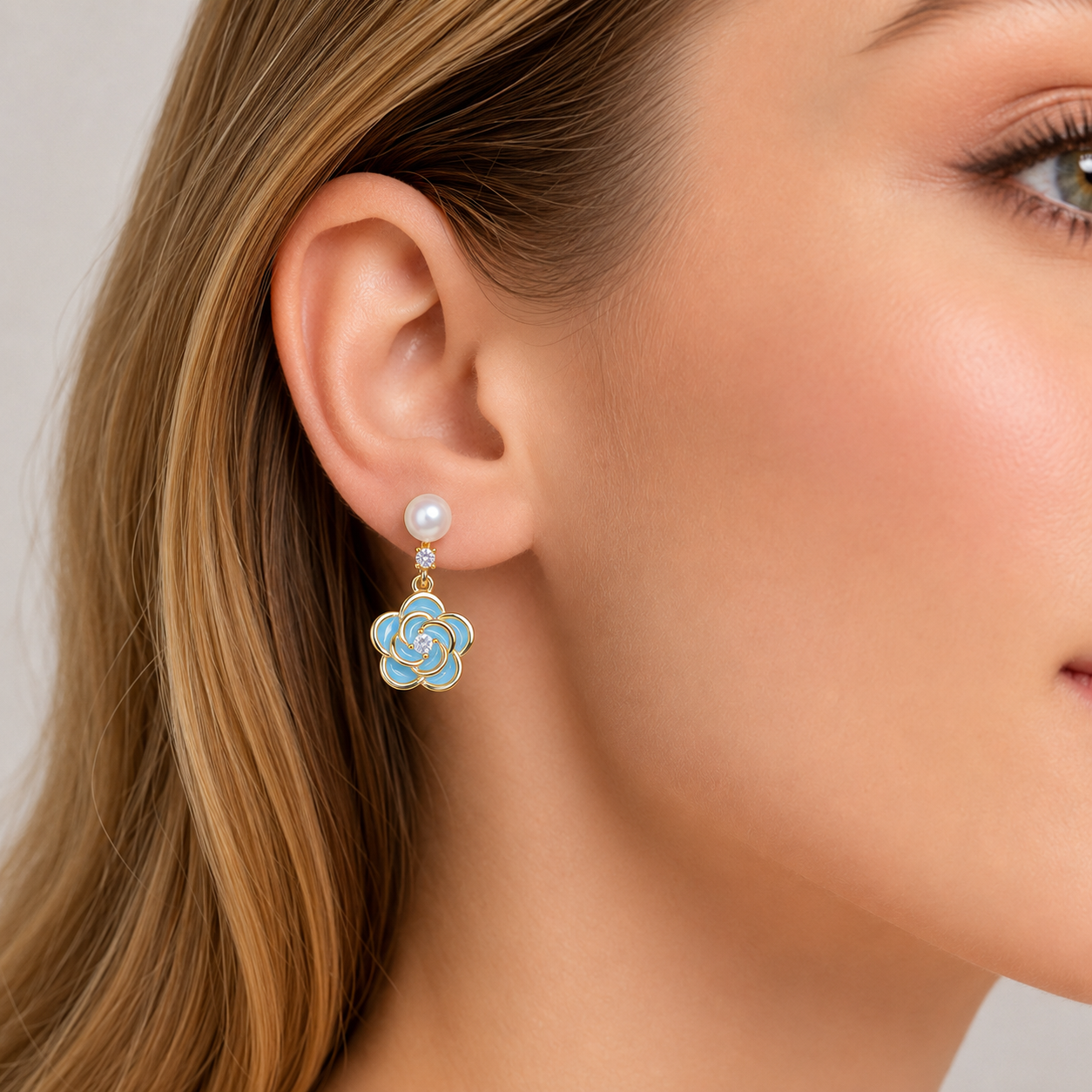 Azura Rosen-Ohrringe aus 14K Gold mit Süßwasserperlen und Zirkonia