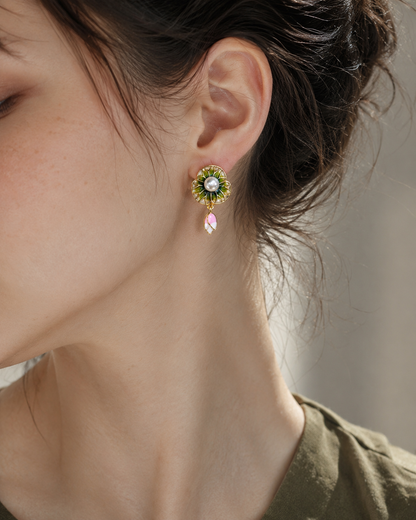 Blumenohrringe Damen mit Süßwasserperle – grün & goldfarben