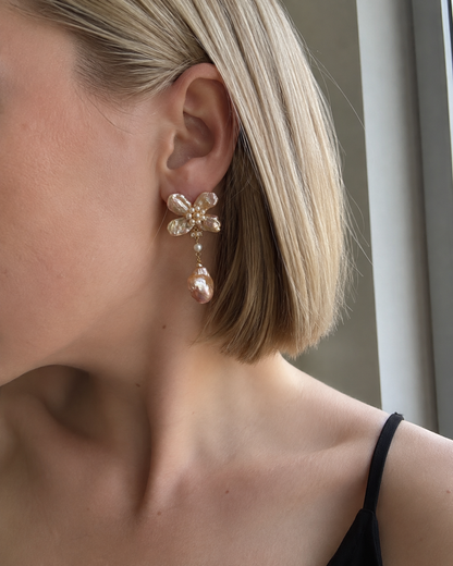 Lange Blumenohrringe Damen mit Barockperlen – champagnerfarben
