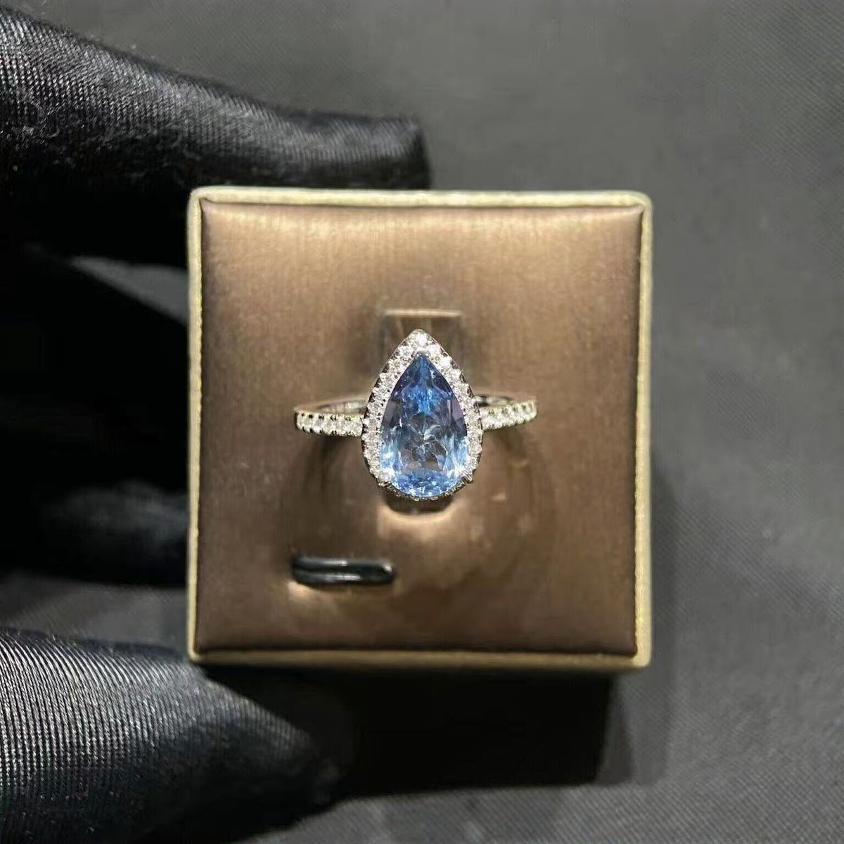Ciel Aquamarin-Halo-Ring im Tropfenschliff