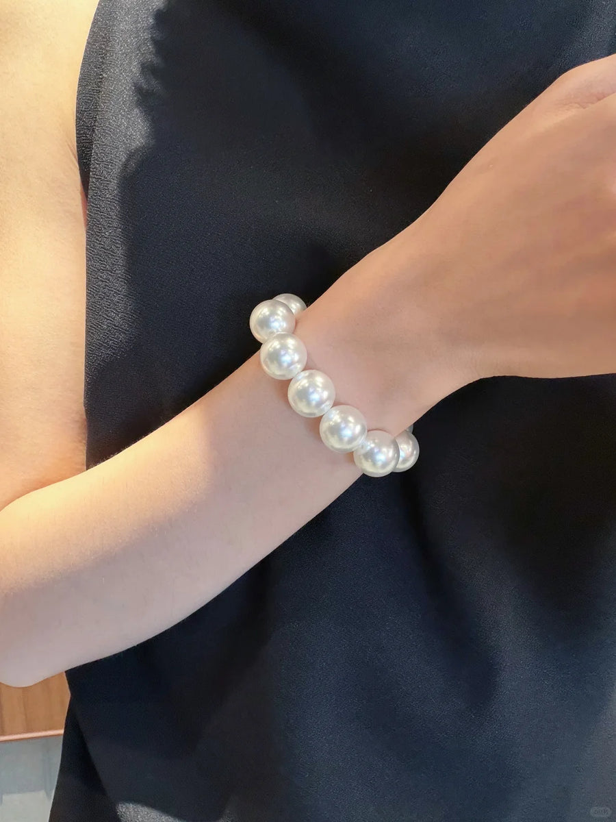 Front view of classic strand high-lustre freshwater pearl bracelet for bridal styling