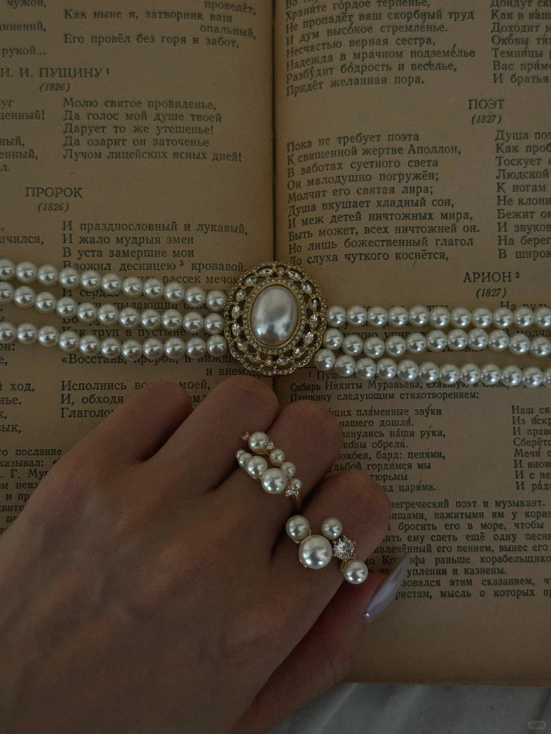 Front view of cameo choker high-lustre freshwater pearl necklace for weddings