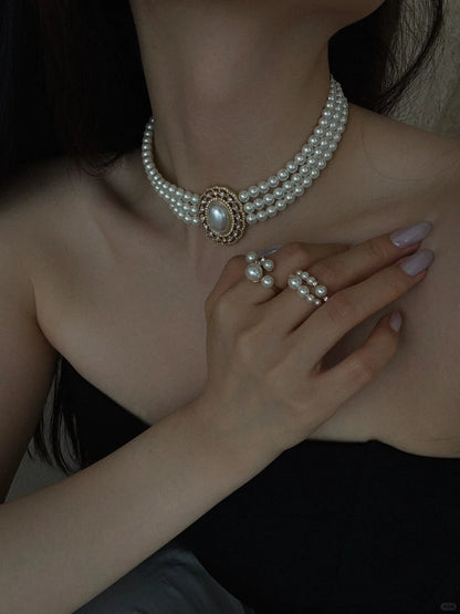Close-up of cameo choker high-lustre freshwater pearl necklace for weddings