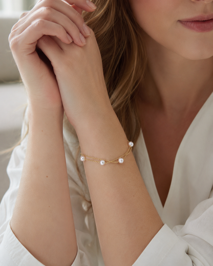 Perlenarmband Damen mit Süßwasserperlen – zweireihig & goldfarben