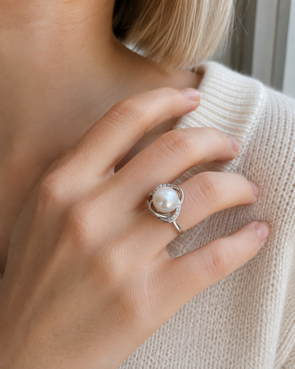 Perlenring Damen mit großer Naturperle & Schmucksteinen – silberfarben