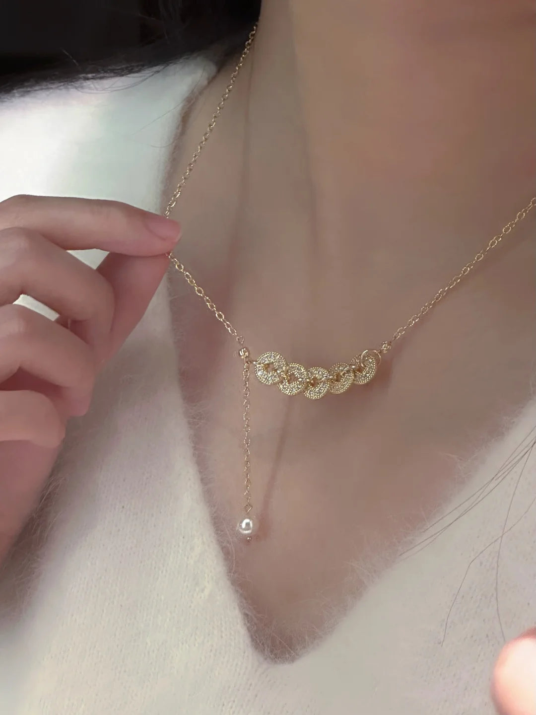 Close-up of y drop high-lustre freshwater pearl necklace for weddings