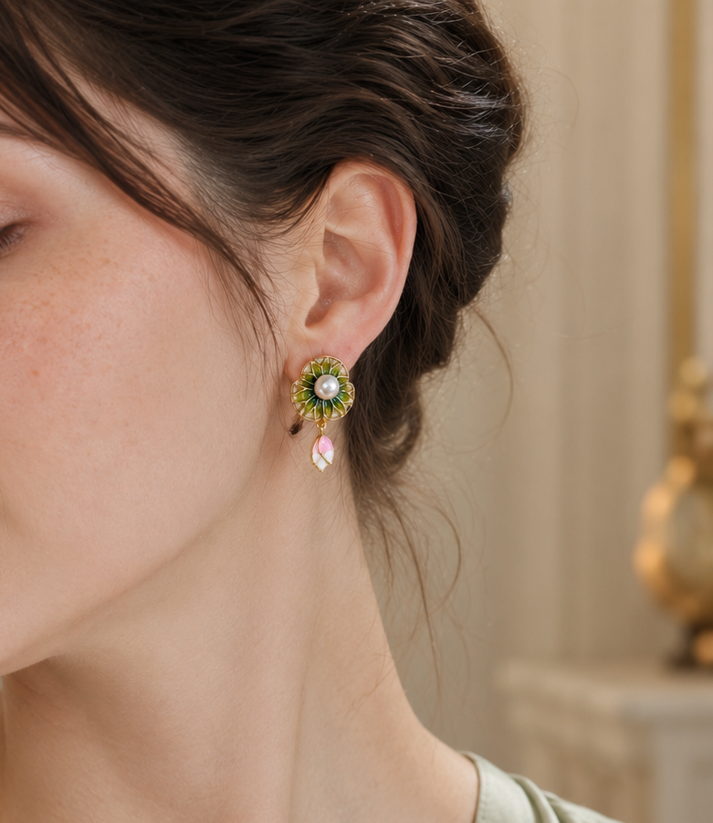 Blumenohrringe Damen mit Süßwasserperle – grün & goldfarben