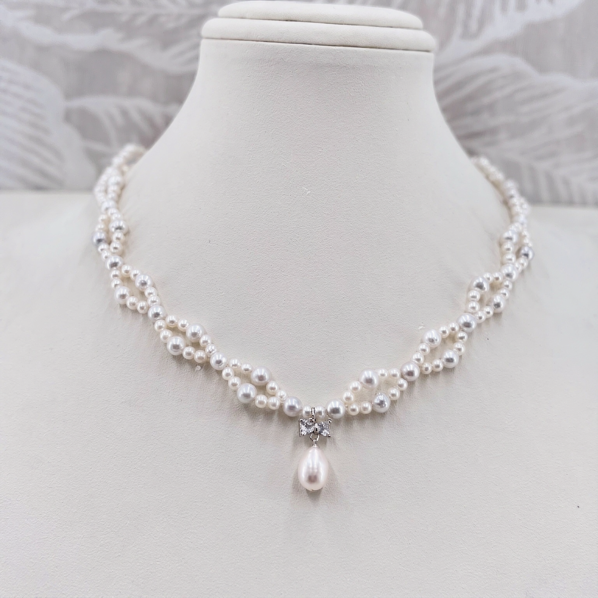 Lumi Bow Pearl Necklace