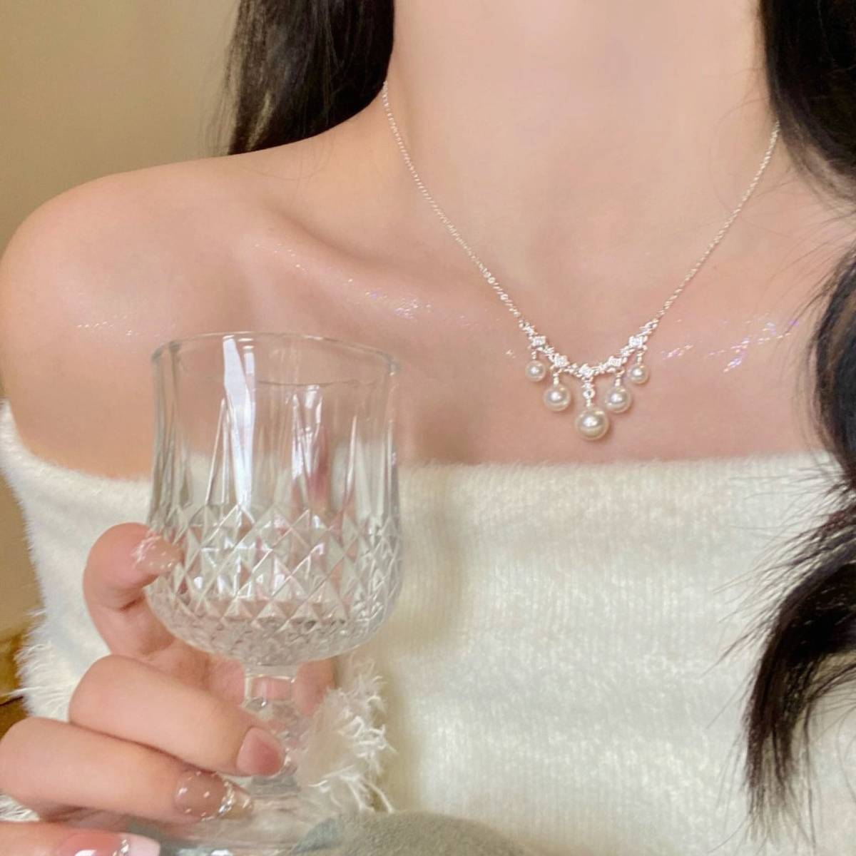 Close-up of cluster pendant high-lustre freshwater pearl necklace for weddings