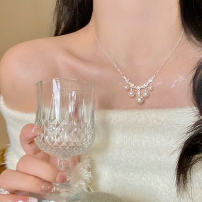 Close-up of cluster pendant high-lustre freshwater pearl necklace for weddings