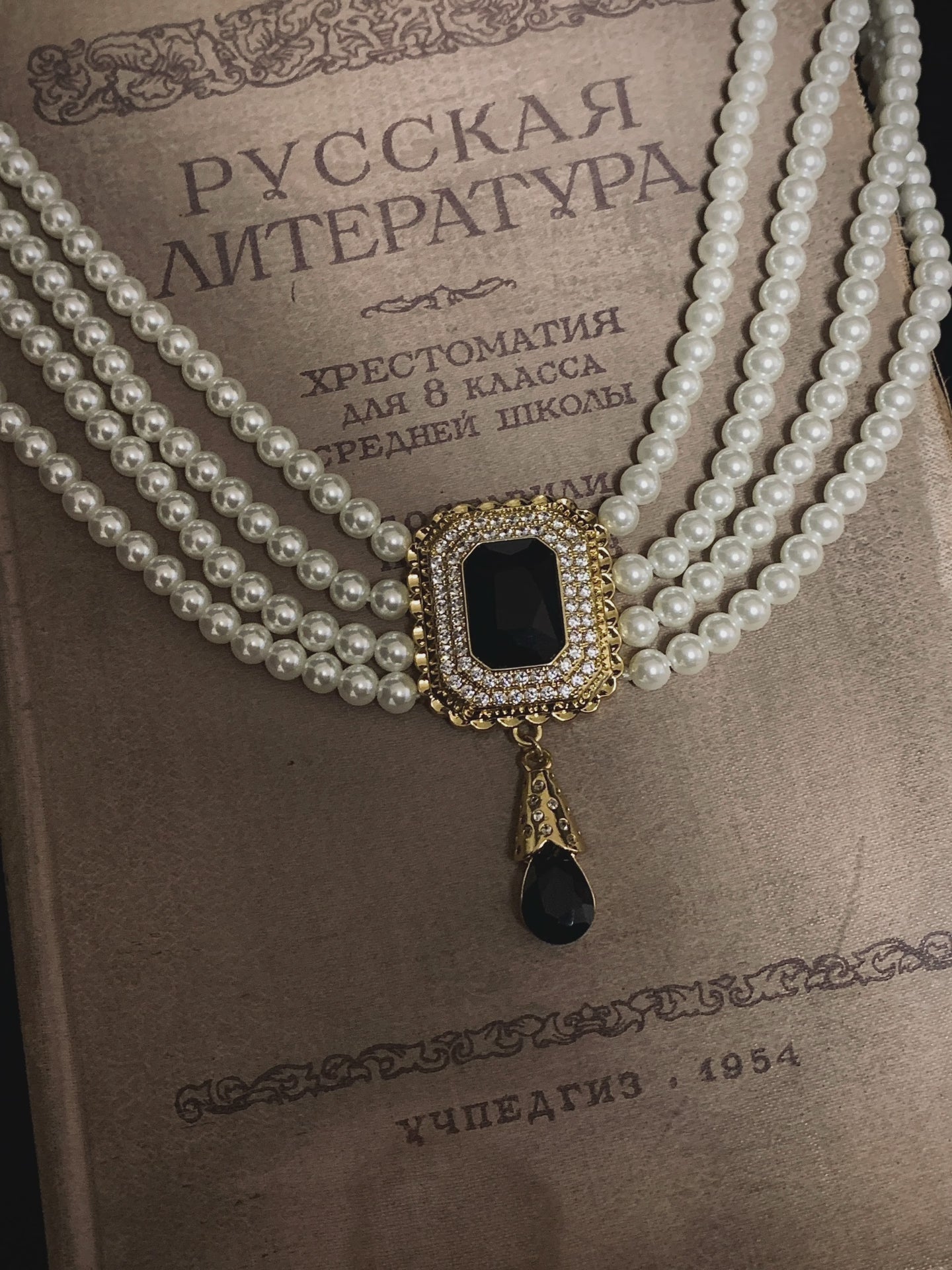 Video view of vintage cameo high-lustre freshwater pearl necklace styled for weddings