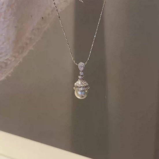 Video view of four-leaf clover high-lustre freshwater pearl necklace styled for weddings