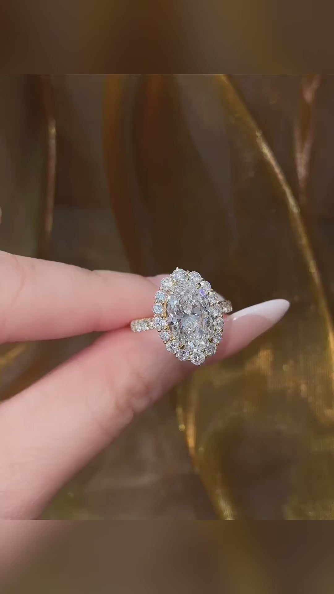 Video of lab-grown diamond sunflower halo engagement ring for garden proposals