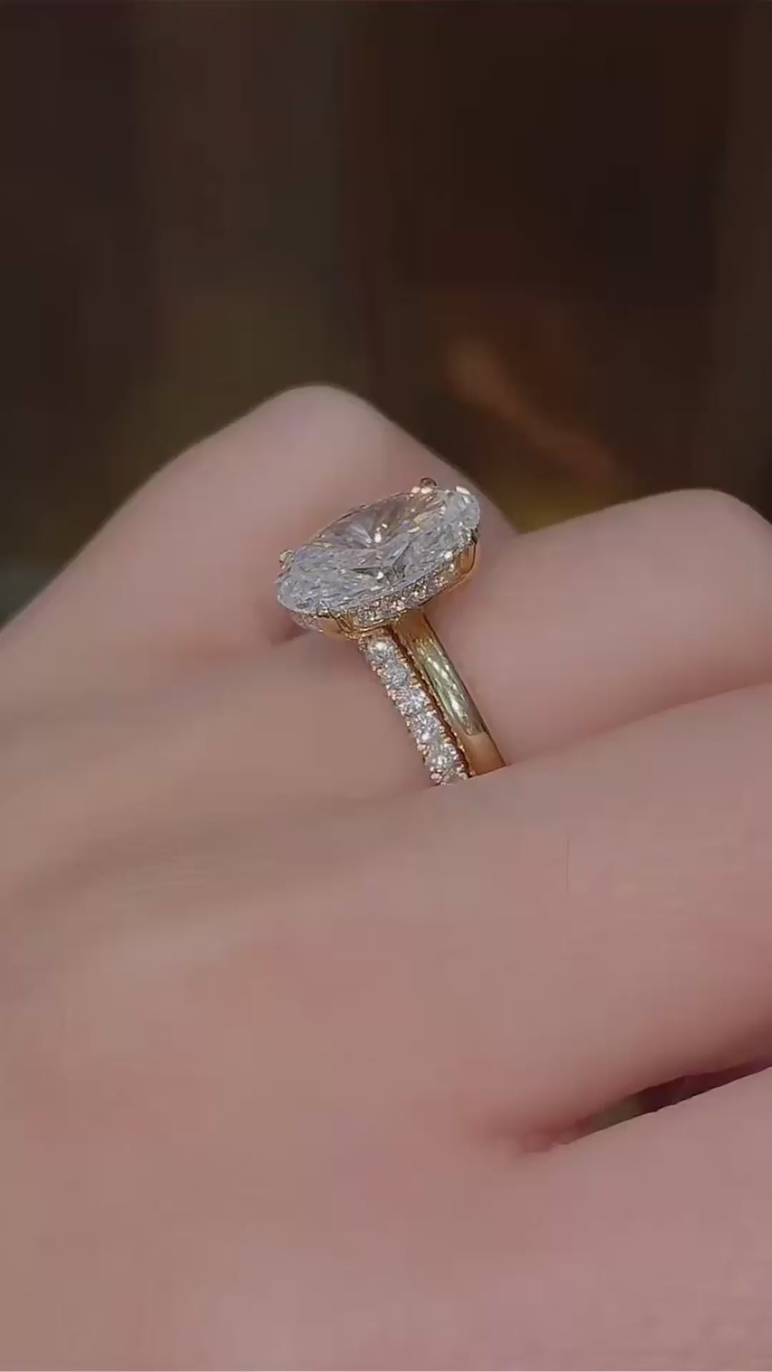 Video of lab-grown diamond oval stacking engagement ring for engagement proposals