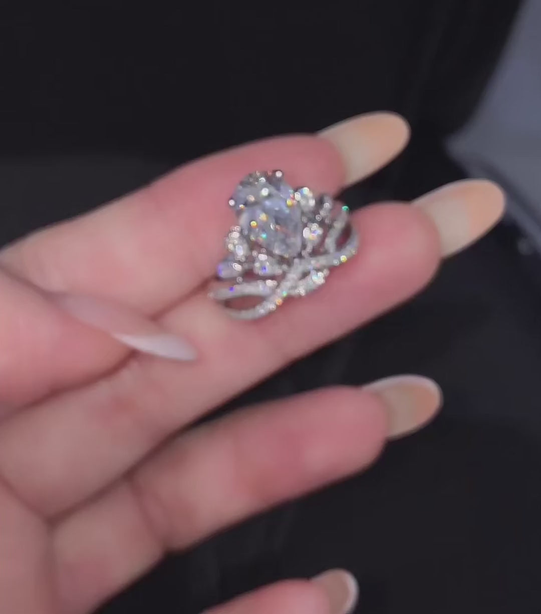 Video of lab-grown diamond pear crown engagement ring for fairytale proposals
