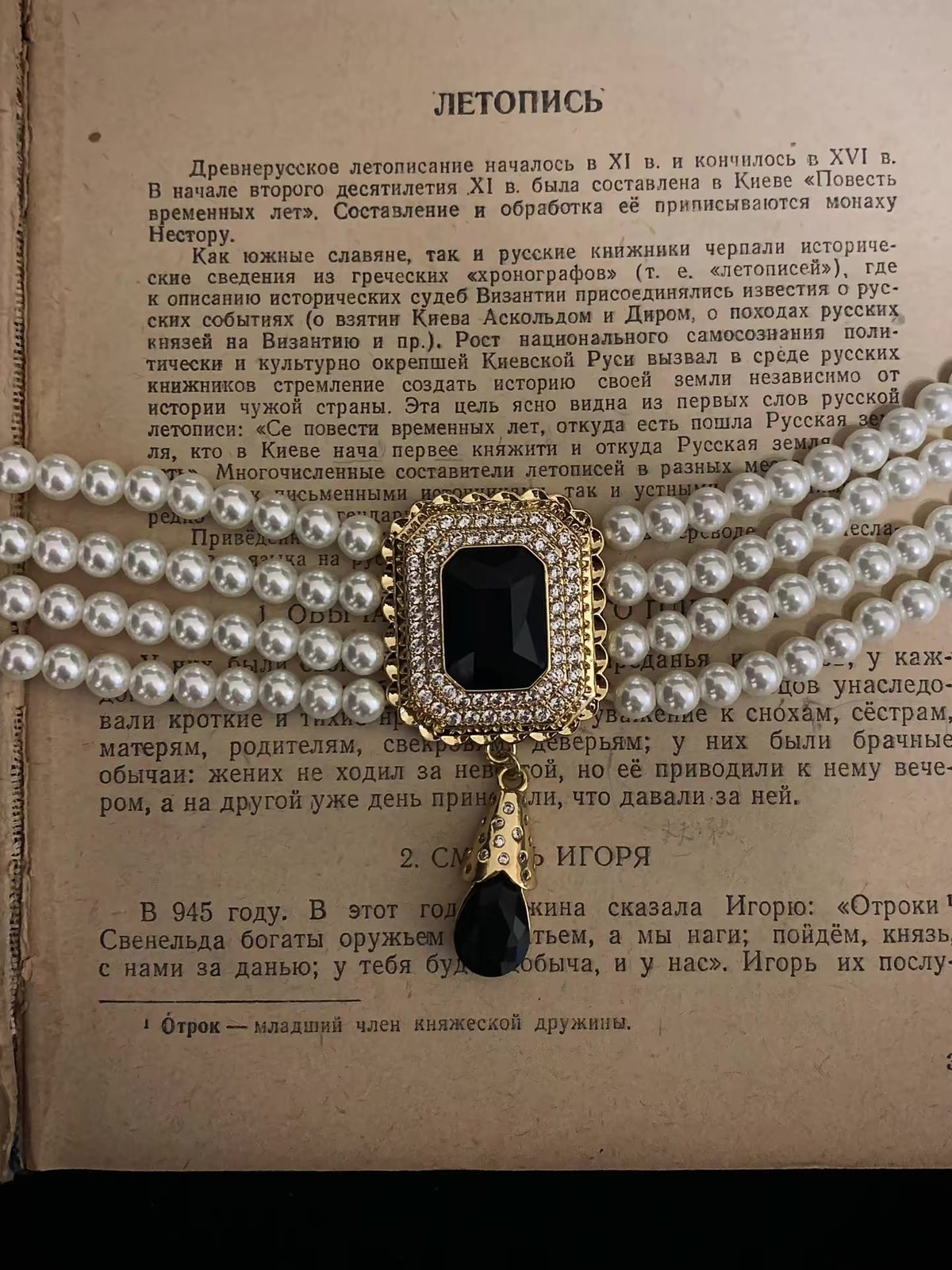 Front view of vintage cameo high-lustre freshwater pearl necklace for weddings