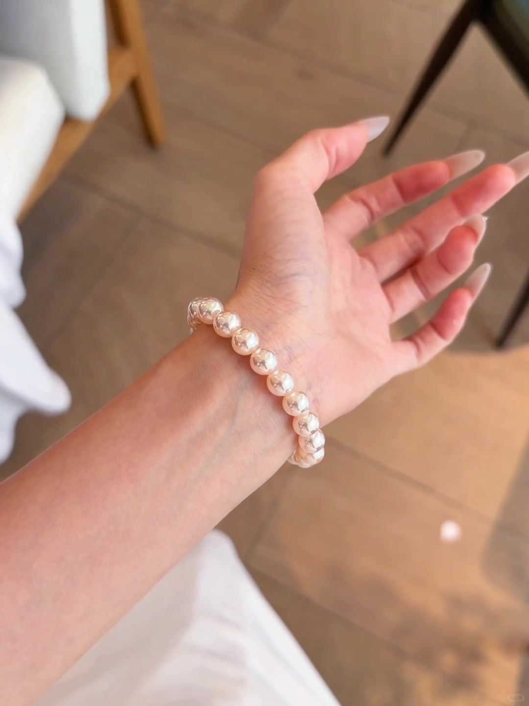 Front view of blush strand high-lustre freshwater pearl bracelet for bridal styling