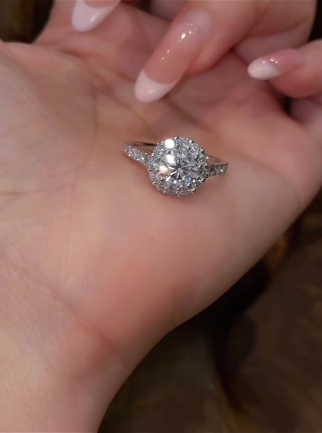 Royale runder Halo-Ring mit Labordiamanten